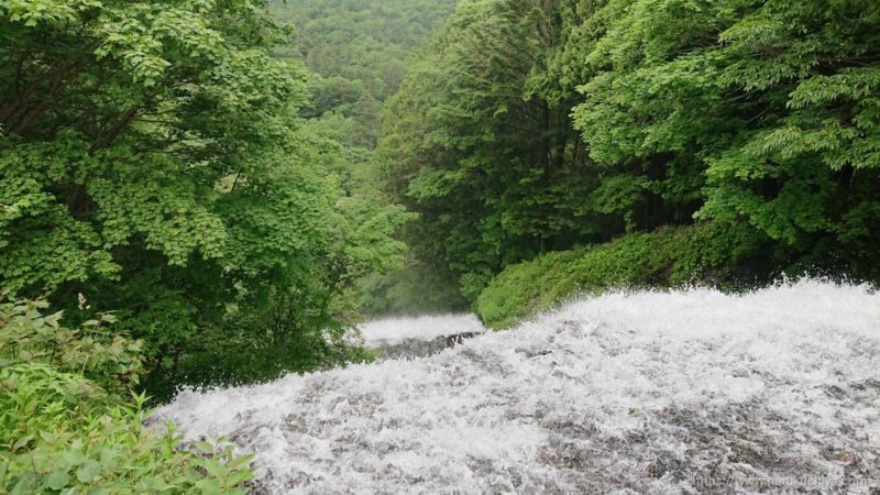 湯滝　流れ落ちる滝