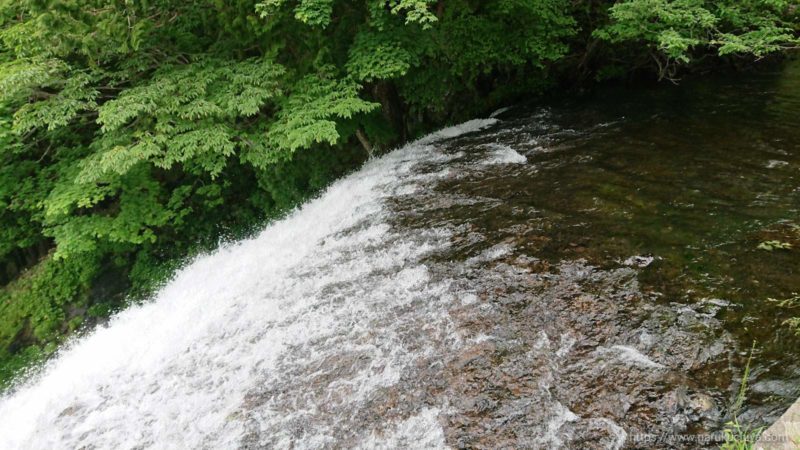 湯滝　流れ落ちる滝