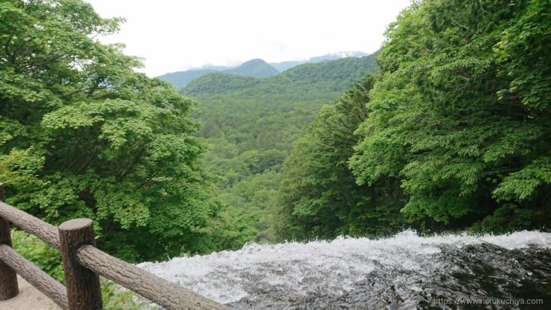 湯滝　流れ落ちる滝