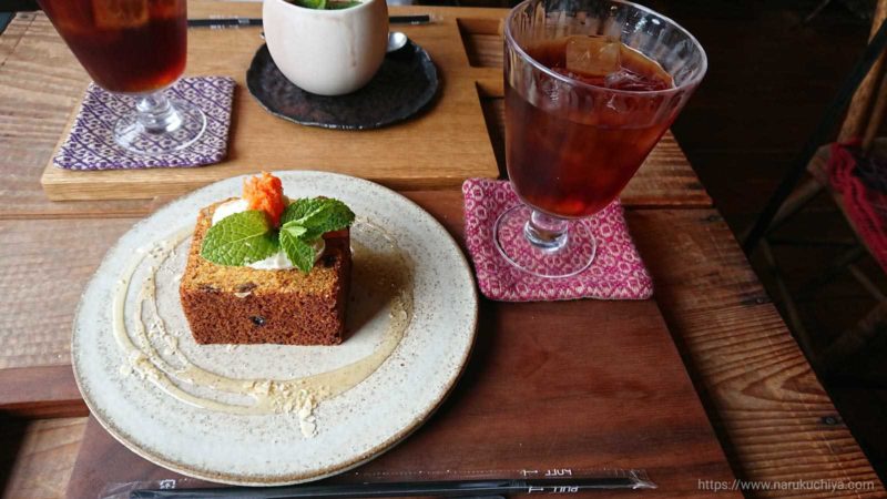 カフェオニワ　オーガニックキャロットケーキ　水出しアイスコーヒー